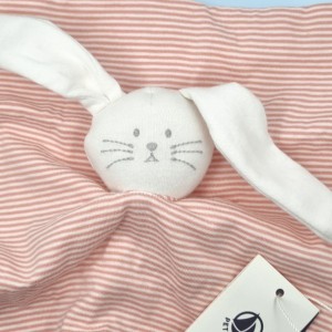 Lapin PETIT BATEAU doudou carré plat milleraies rose et blanc