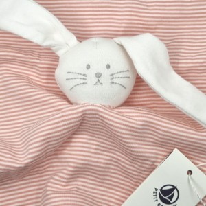 Lapin PETIT BATEAU doudou carré plat milleraies rose et blanc