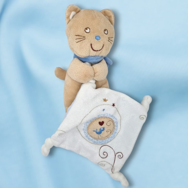 Chat POMMETTE doudou beige foulard bleu carré plat blanc