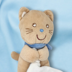 Chat POMMETTE doudou beige foulard bleu carré plat blanc