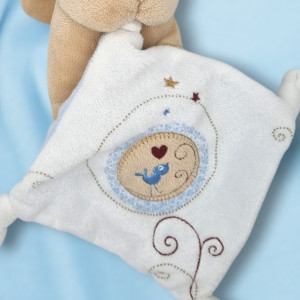 Chat POMMETTE doudou beige foulard bleu carré plat blanc