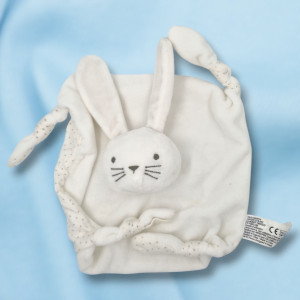 Lapin BOUT'CHOU (Monoprix) doudou carré plat blanc étoiles grises