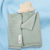 SOS doudou nuage KINDSGUT plat en maille bleu vert hochet