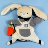 Lapin DOUDOU ET COMPAGNIE marionnette gris et blanc avec carotte orange