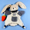 DOUDOU ET COMPAGNIE Lapin marionnette gris et blanc avec carotte orange