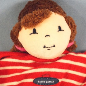 Poupée fille SAINT JAMES doudou plat rouge