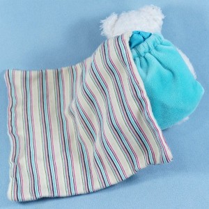 Ours OBAIBI doudou bouclette blanc sac à dos bleu mouchoir rayé