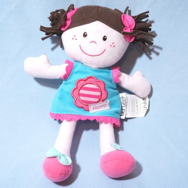 Poupée Tinéo doudou peluche robe bleu et rose