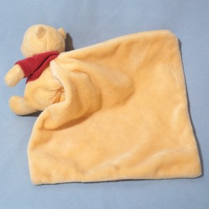 Winnie DISNEY NICOTOY doudou carré plat jaune