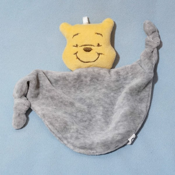 Winnie DISNEY doudou triangle plat gris