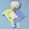Ours BABY NAT doudou plat bleu, violet et vert note de musique