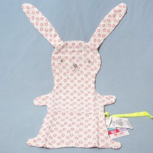 Lapin DPAM sos doudou Du Pareil Au Même lange rose et blanc