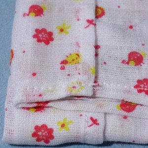 lange ou couche carré MOTS D'ENFANTS doudou blanc fleurs rose et jaune
