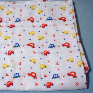 lange ou couche carré MOTS D'ENFANTS doudou blanc voitures bleus et rouges