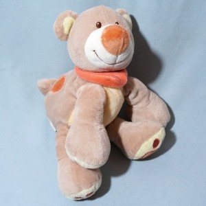 Ours NATTOU doudou beige, foulard et empreinte orange