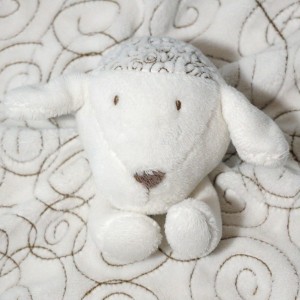 Mouton OBAIBI doudou carré plat blanc écru, spirales marron