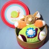 Souris KALOO doudou boule vert et orange escargot