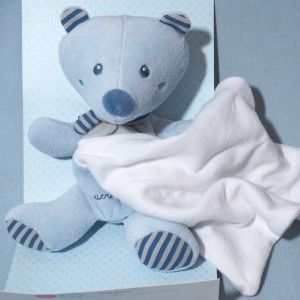 ours SUCRE D'ORGE doudou Cajou bleu mouchoir blanc