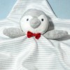 Pingouin OBAIBI doudou plat en étoile rayé gris et blanc noeud rouge