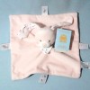 Lapin BOUT'CHOU doudou carré plat rose "jouer au chat et à la souris"