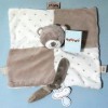 Tom l'ours NATTOU doudou carré plat beige