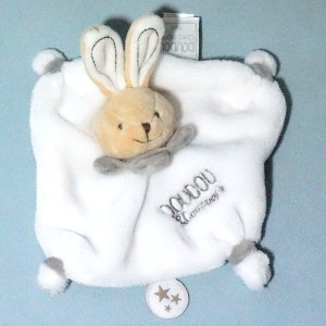 Lapin DOUDOU ET COMPAGNIE blanc et gris beige "Les acidulés"