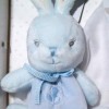 Lapin KALOO doudou Perle bleu avec lange blanc