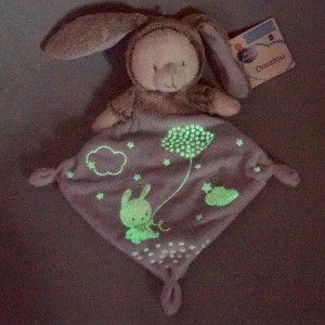 Lapin MOTS D'ENFANTS doudou plat bleu luminescent