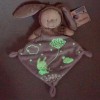 Lapin MOTS D'ENFANTS doudou plat bleu luminescent