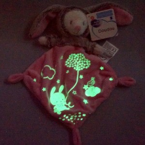 Lapin MOTS D'ENFANTS doudou plat rose phosphorescent