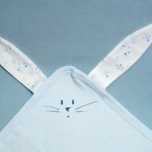 Lapin PETIT BATEAU carré plat milleraies bleu et blanc