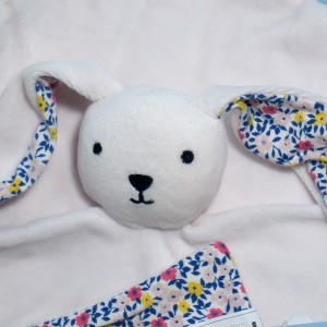 Lapin BOUT'CHOU (Monoprix) doudou carré plat rose fleurs