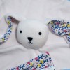 Lapin BOUT'CHOU (Monoprix) doudou carré plat rose fleurs