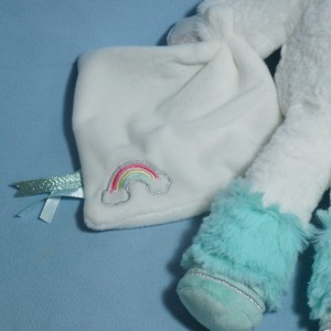Licorne BABY NAT peluche blanche et bleue doudou plat blanc arc-en-ciel
