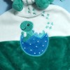 Dinosaure TEX peluche verte avec doudou