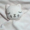 Chat BOUT'CHOU (Monoprix) doudou carré plat poudre
