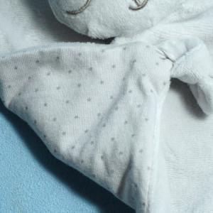 Ours BOUT'CHOU (Monoprix) doudou carré plat gris