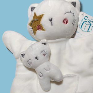 Chat SIMBA KIABI Nicotoy doudou marionnette plat blanc