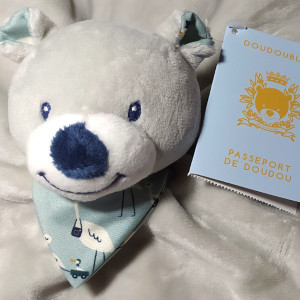 Ours BOUT'CHOU Monoprix doudou carré plat gris "Happy Family"