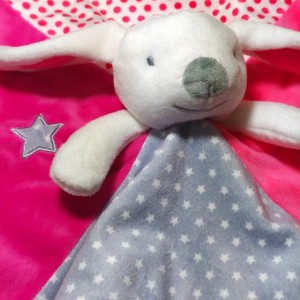 Lapin OKAÏDI OBAÏBI doudou blanc, orange et bleu étoiles