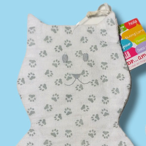 Chat DPAM Du Pareil Au Même en lange blanc empreintes