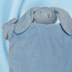 Lapin VERTBAUDET doudou plat bleu